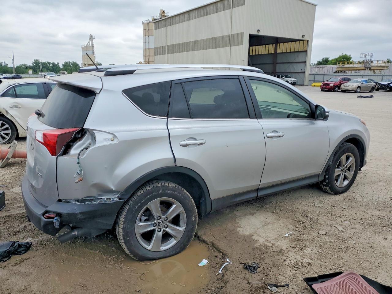 2015 TOYOTA RAV4 XLE photo 3