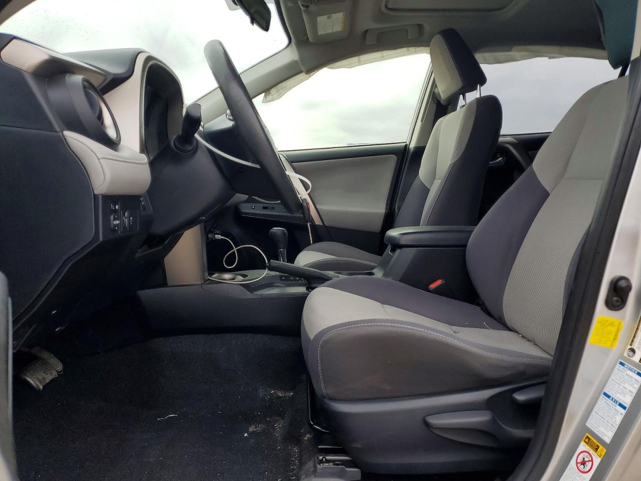 2015 TOYOTA RAV4 XLE photo 7
