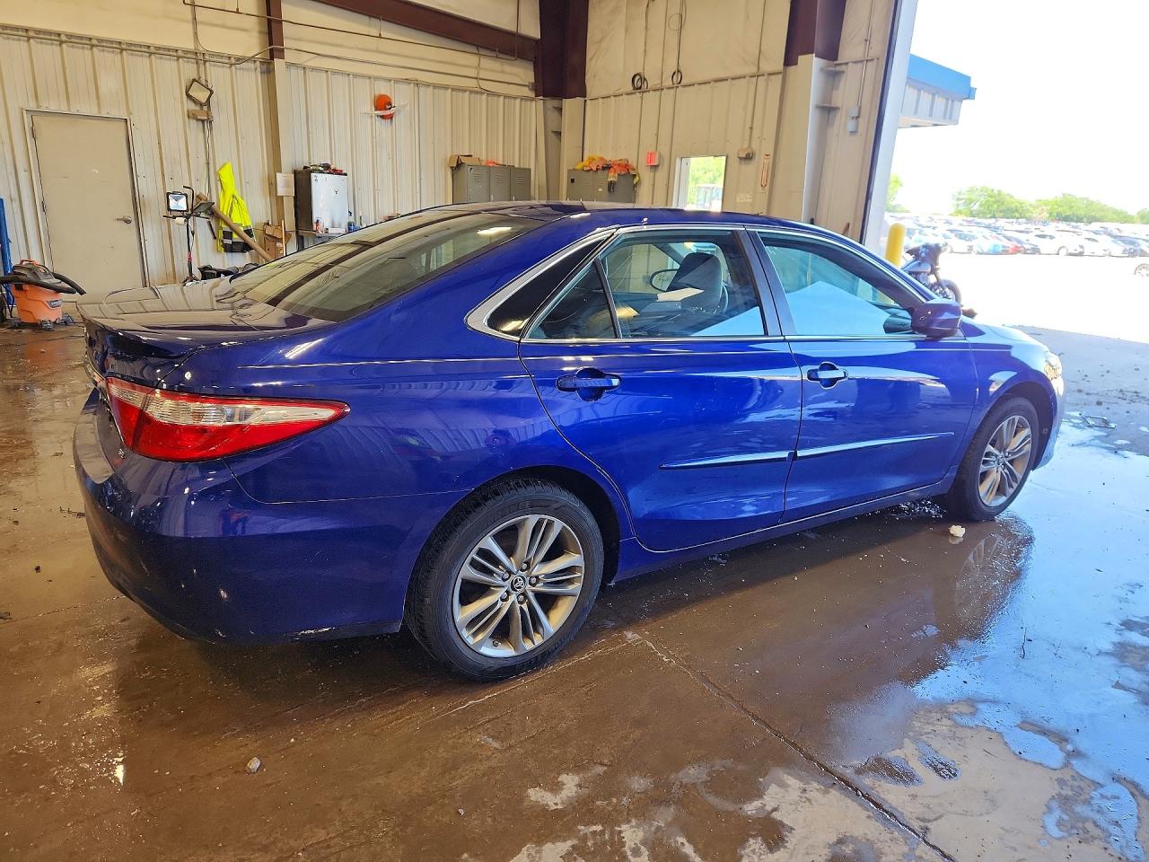 2016 TOYOTA CAMRY SE photo 5