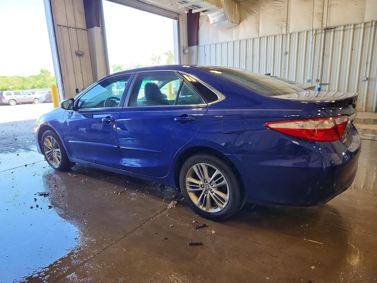 2016 TOYOTA CAMRY SE photo 3