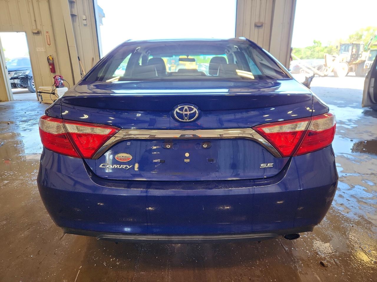 2016 TOYOTA CAMRY SE photo 11