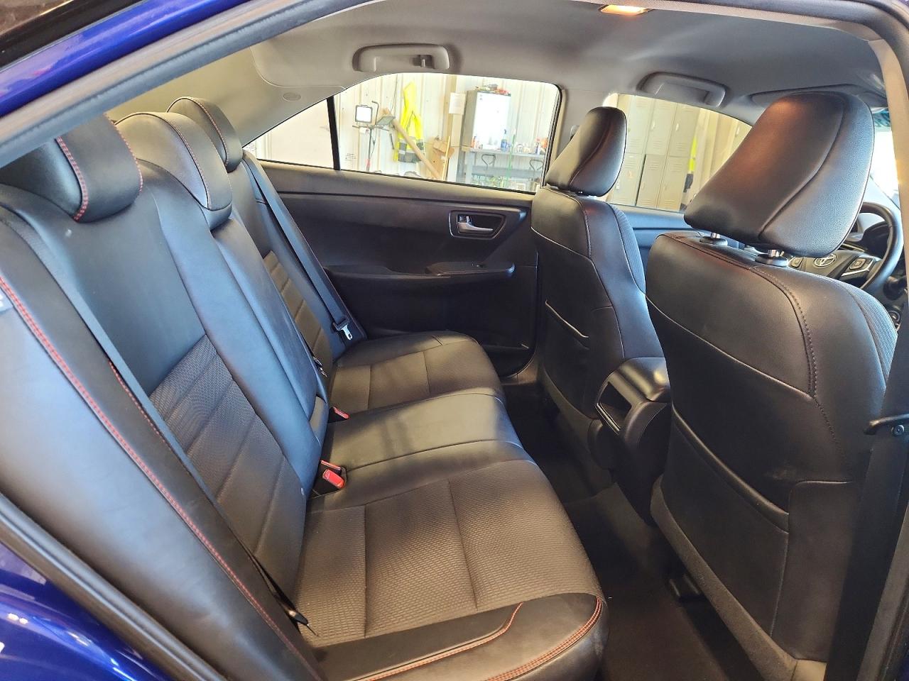 2016 TOYOTA CAMRY SE photo 19