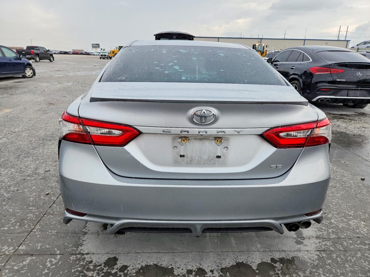 2018 TOYOTA CAMRY SE photo 16