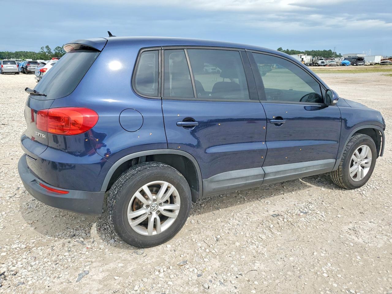 2013 VOLKSWAGEN TIGUAN S photo 5