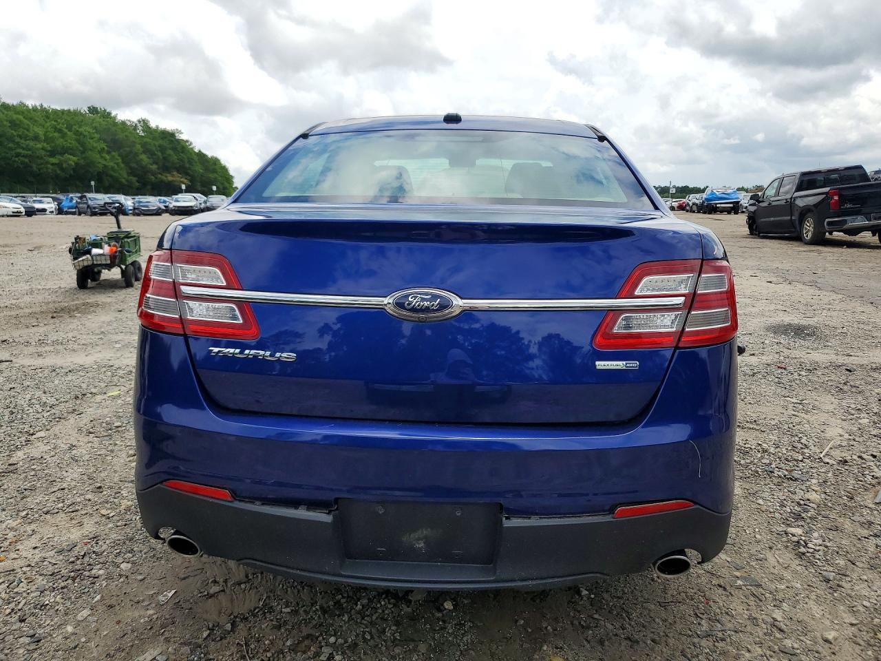 2015 FORD TAURUS SE photo 11