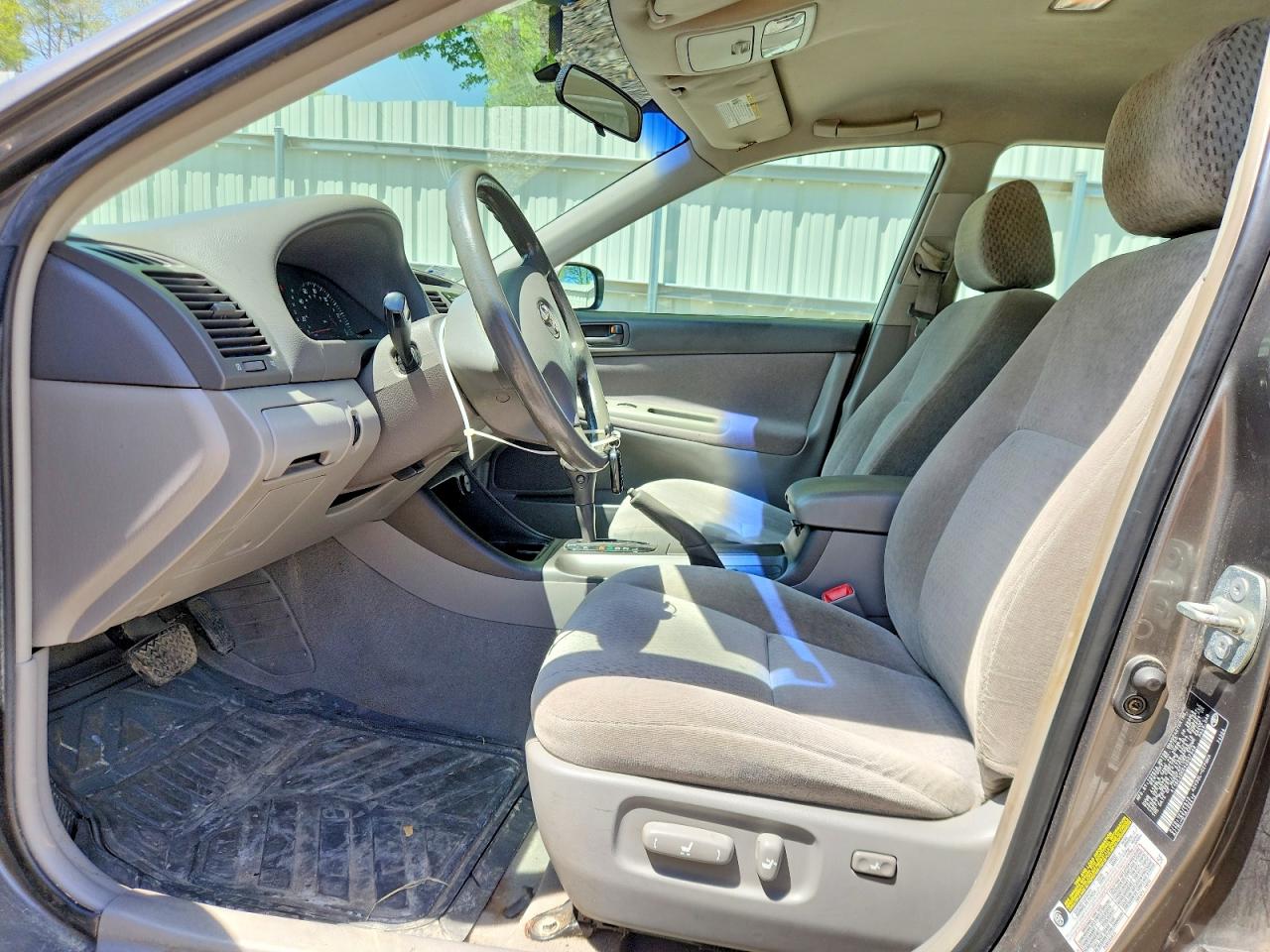 2004 TOYOTA CAMRY LE photo 19