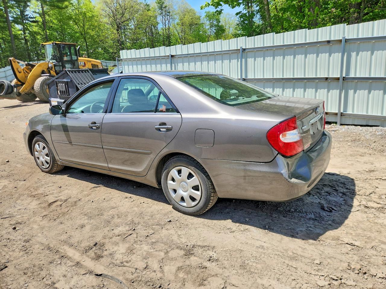 2004 TOYOTA CAMRY LE photo 4