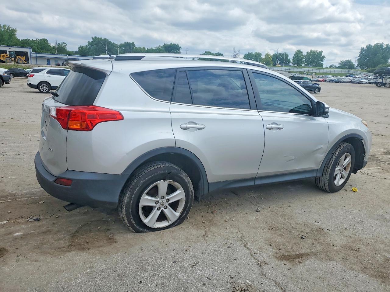 2014 TOYOTA RAV4 XLE photo 5