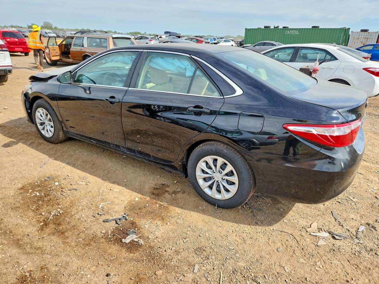 2015 TOYOTA CAMRY LE photo 2