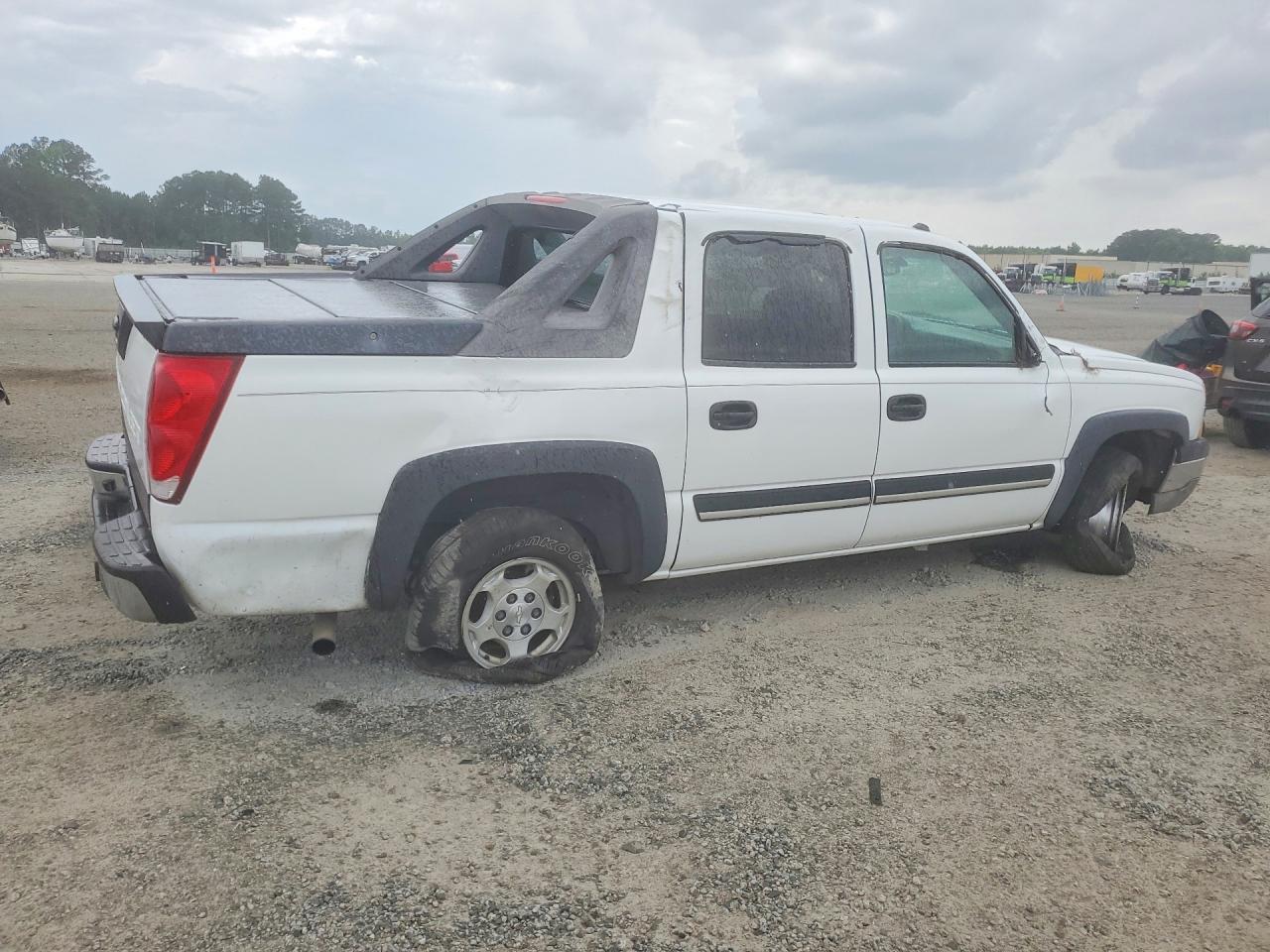 2004 CHEVROLET AVALANCHE photo 3