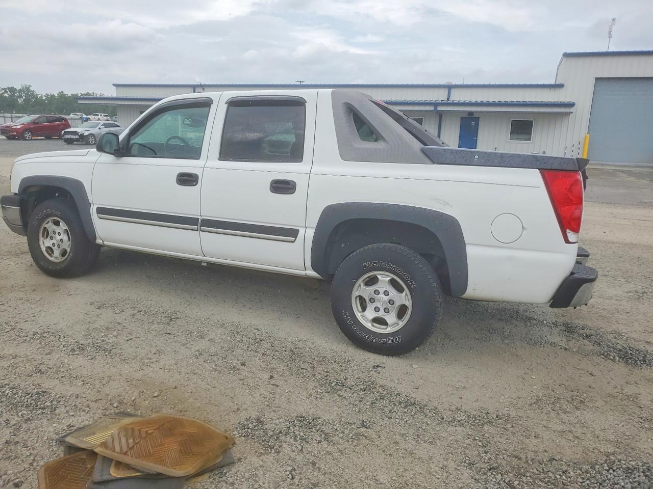 2004 CHEVROLET AVALANCHE photo 2