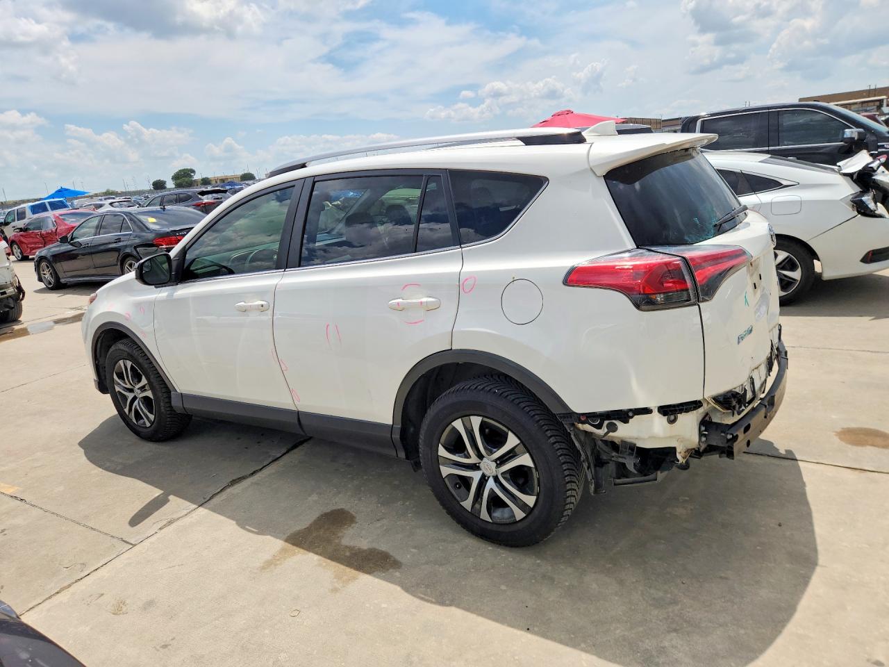 2018 TOYOTA RAV4 LE photo 4
