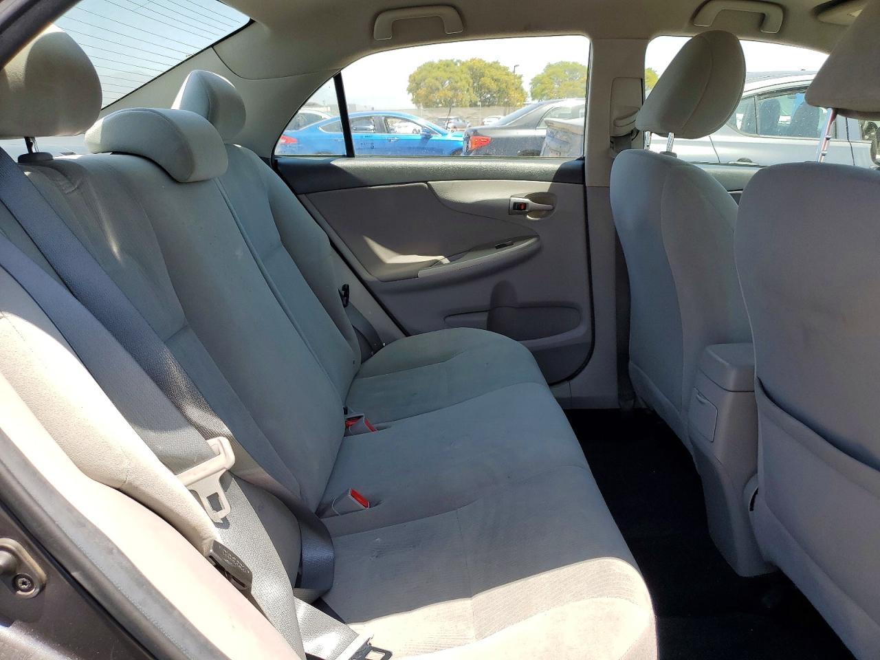 2013 TOYOTA COROLLA LE photo 19