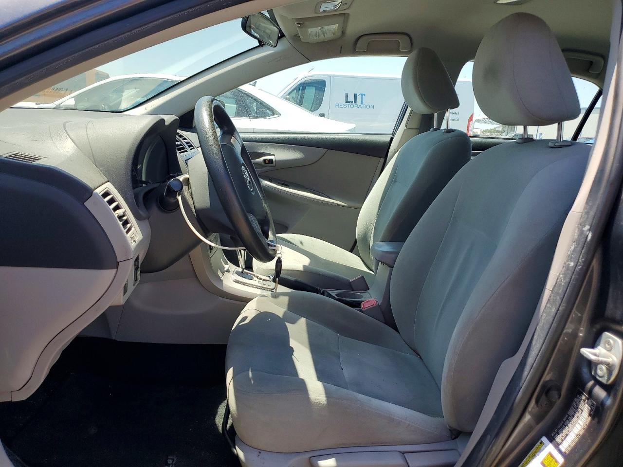 2013 TOYOTA COROLLA LE photo 13