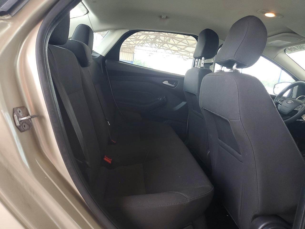 2017 FORD FOCUS SE photo 19