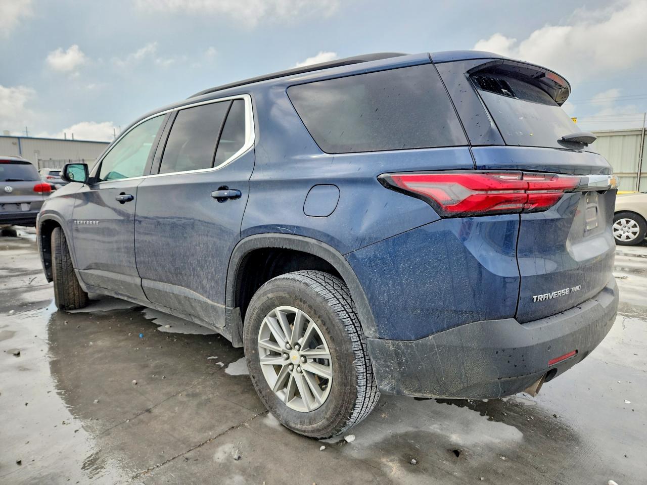 2023 CHEVROLET TRAVERSE LT photo 4