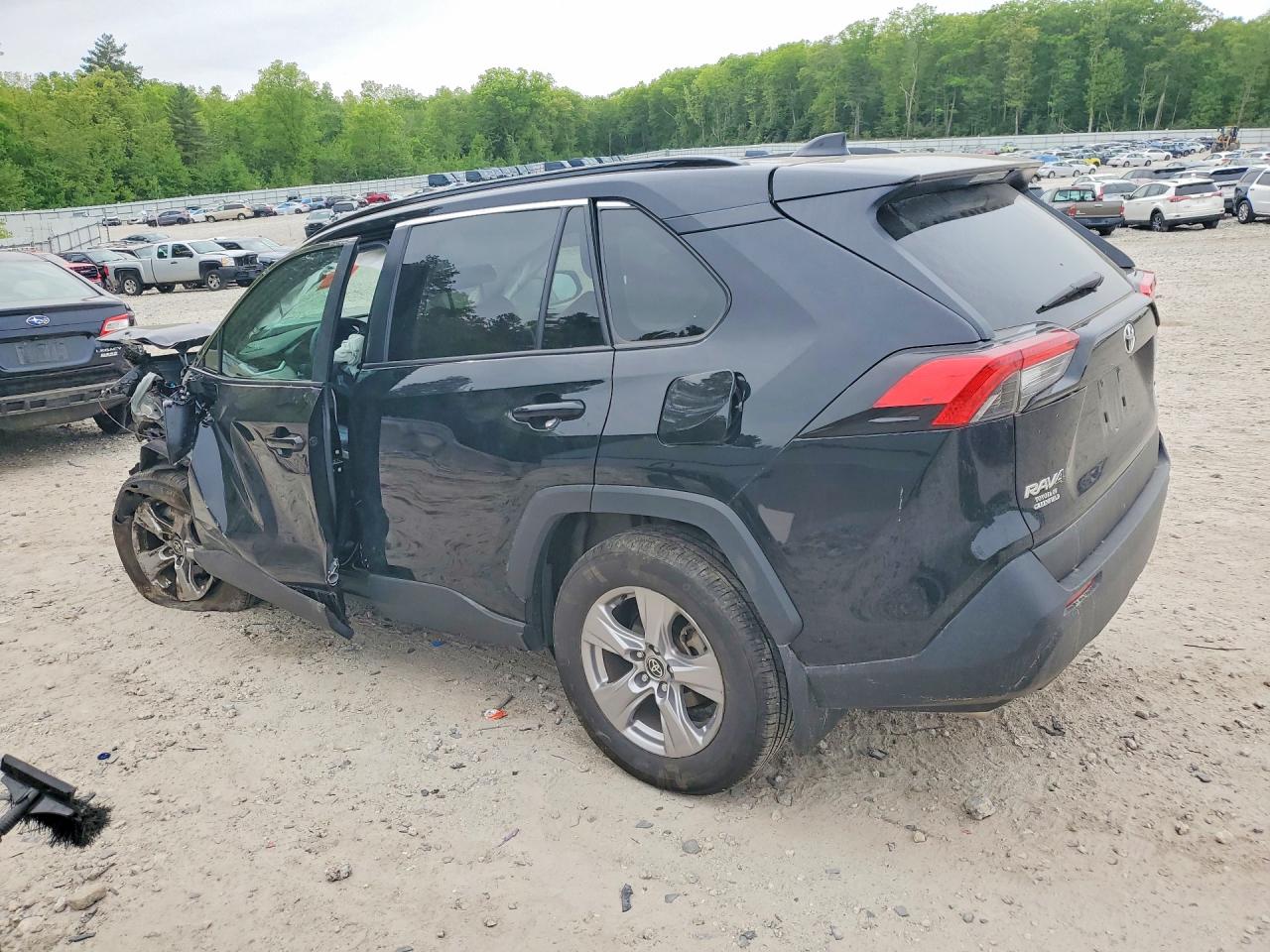 2025 TOYOTA RAV4 XLE photo 3