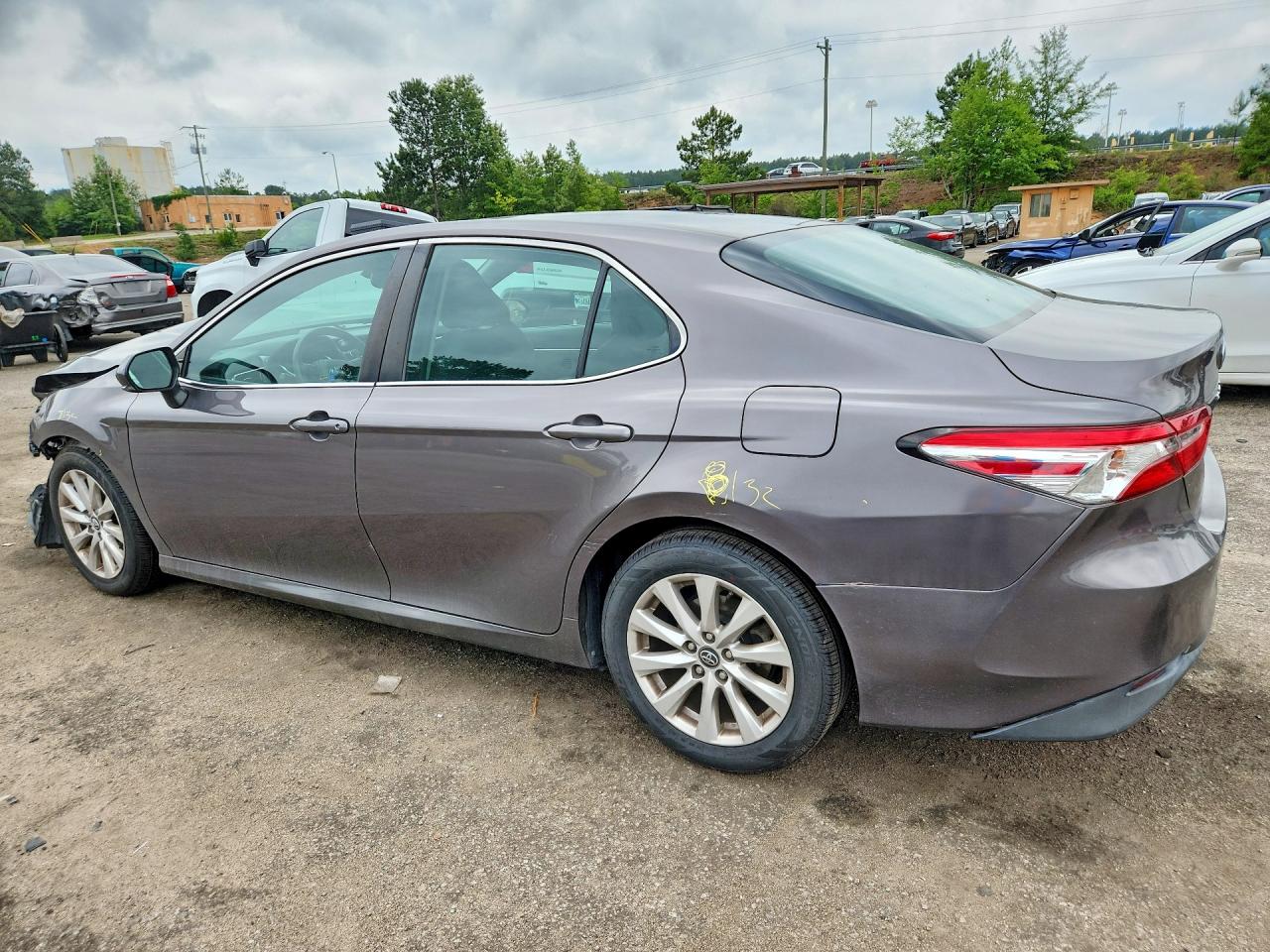2018 TOYOTA CAMRY LE photo 3