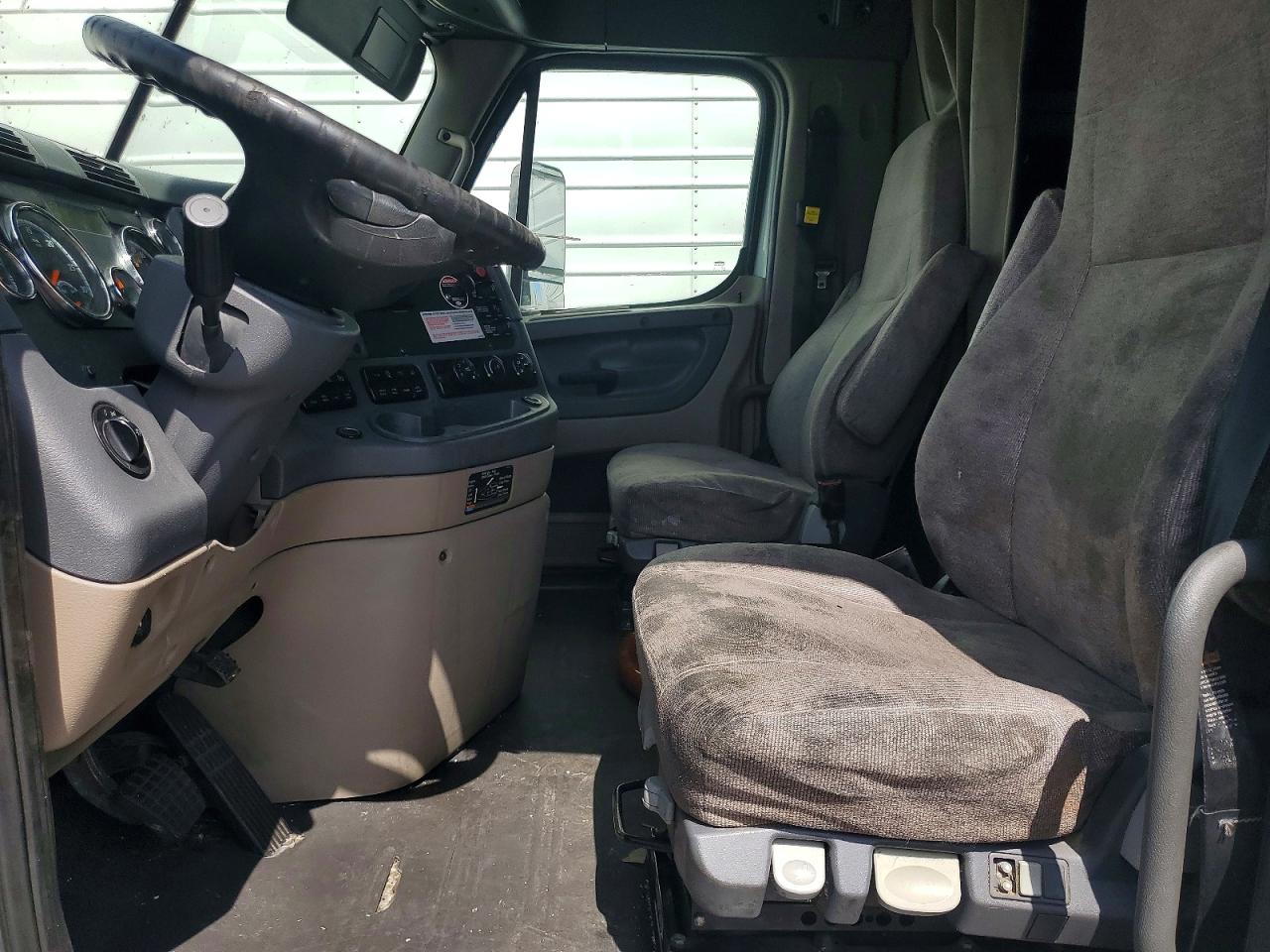 2016 FREIGHTLINER CASCADIA 125 SEMI TRUCK photo 9