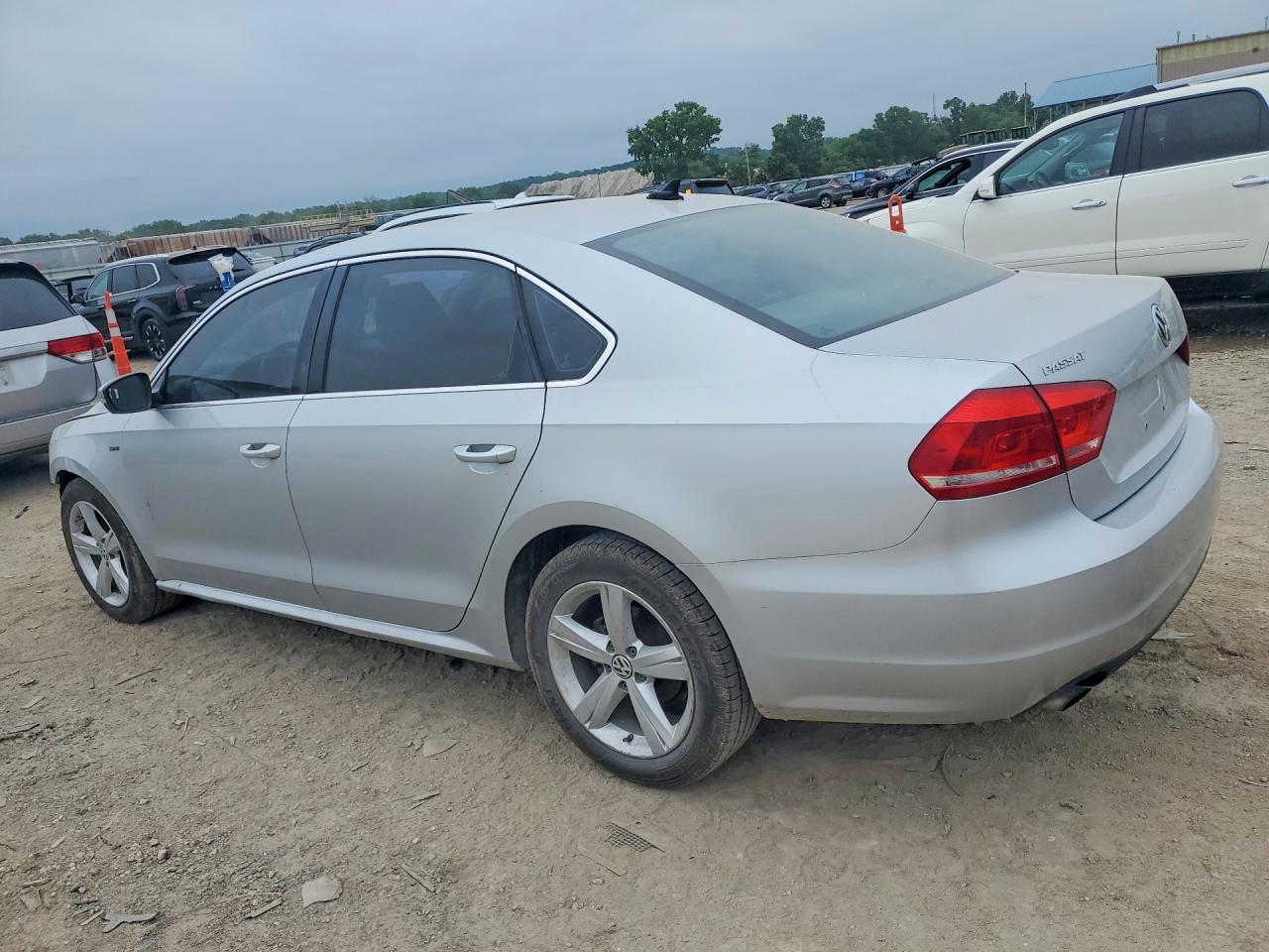 2015 VOLKSWAGEN PASSAT S photo 3