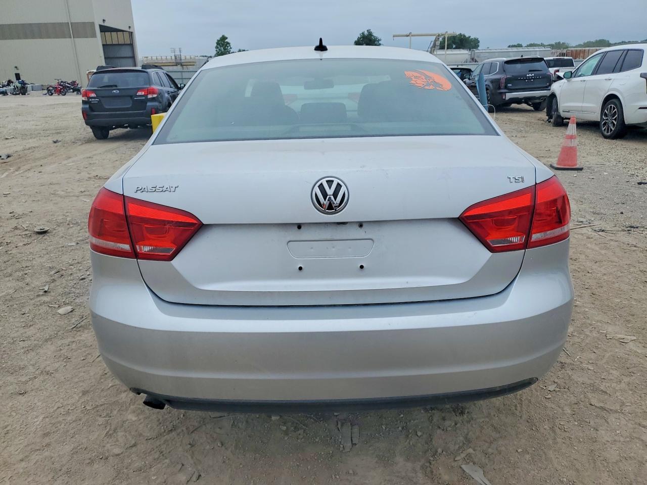 2015 VOLKSWAGEN PASSAT S photo 11