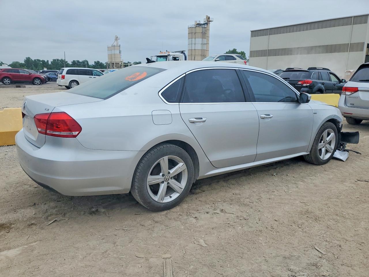 2015 VOLKSWAGEN PASSAT S photo 5