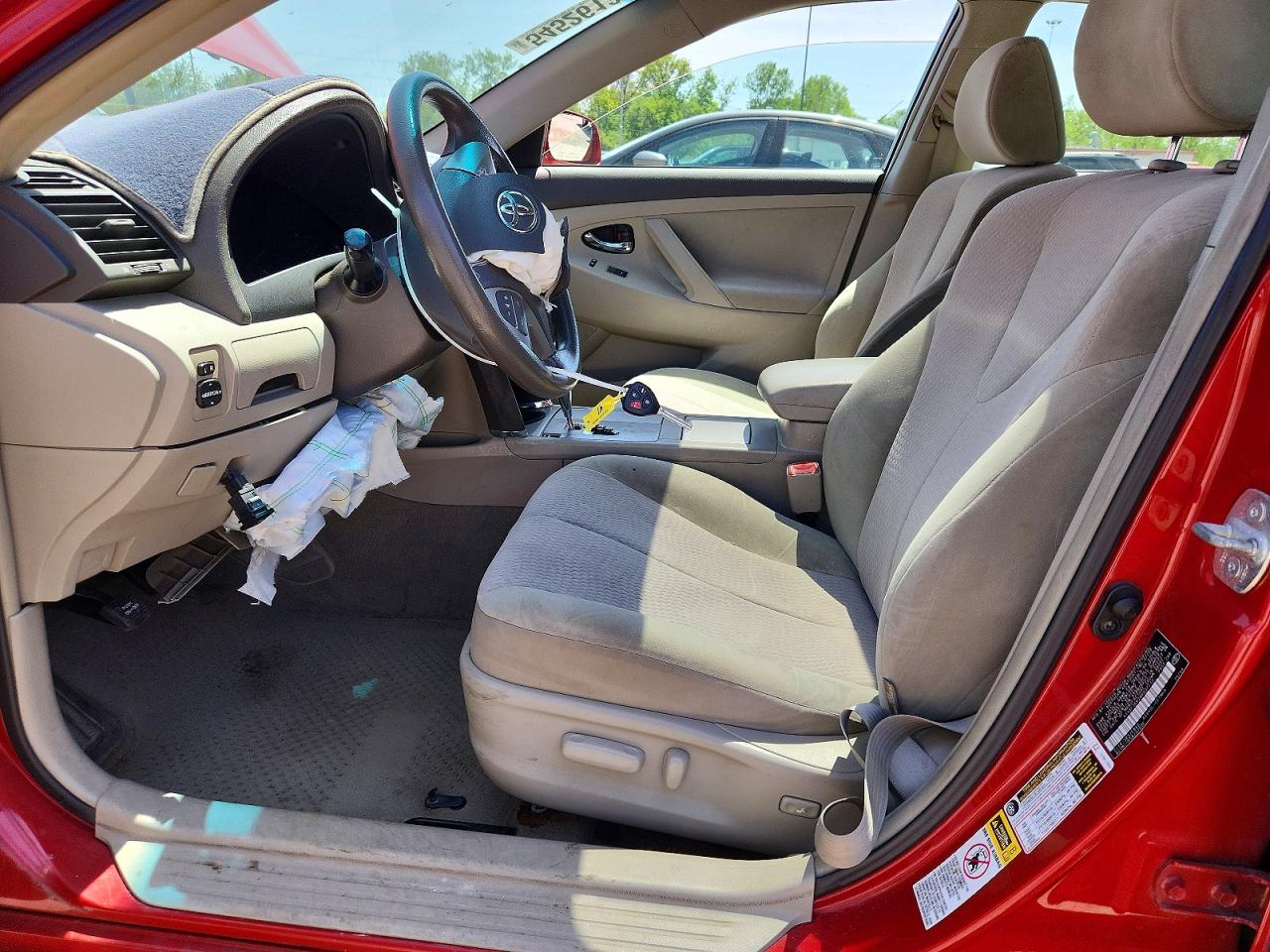 2010 TOYOTA CAMRY LE photo 19