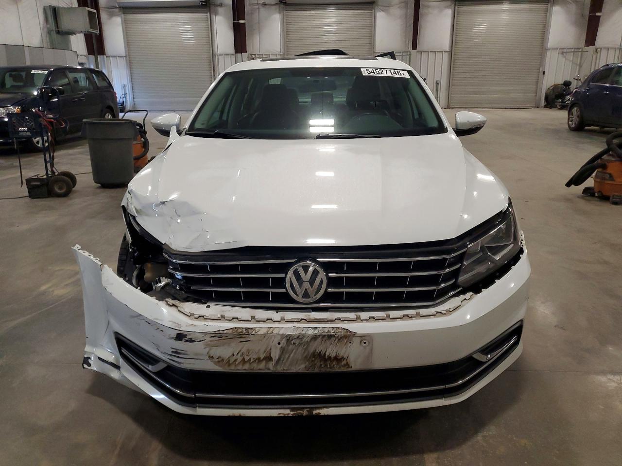 2017 VOLKSWAGEN PASSAT SE photo 13
