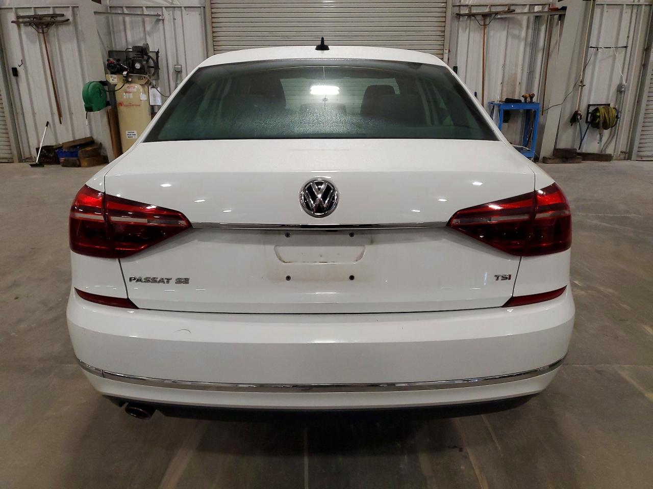 2017 VOLKSWAGEN PASSAT SE photo 16