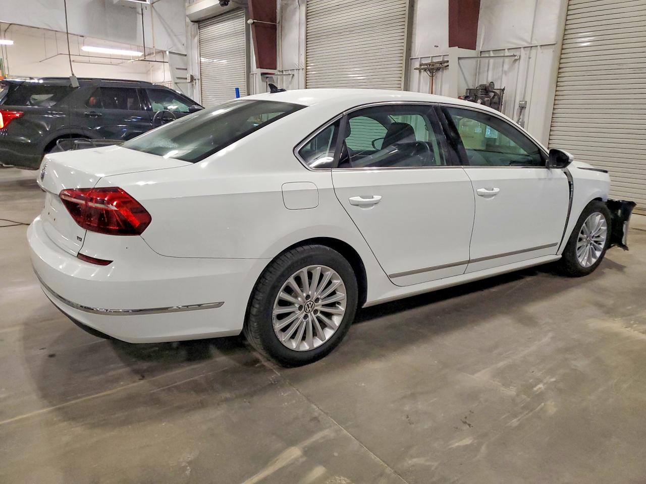 2017 VOLKSWAGEN PASSAT SE photo 7