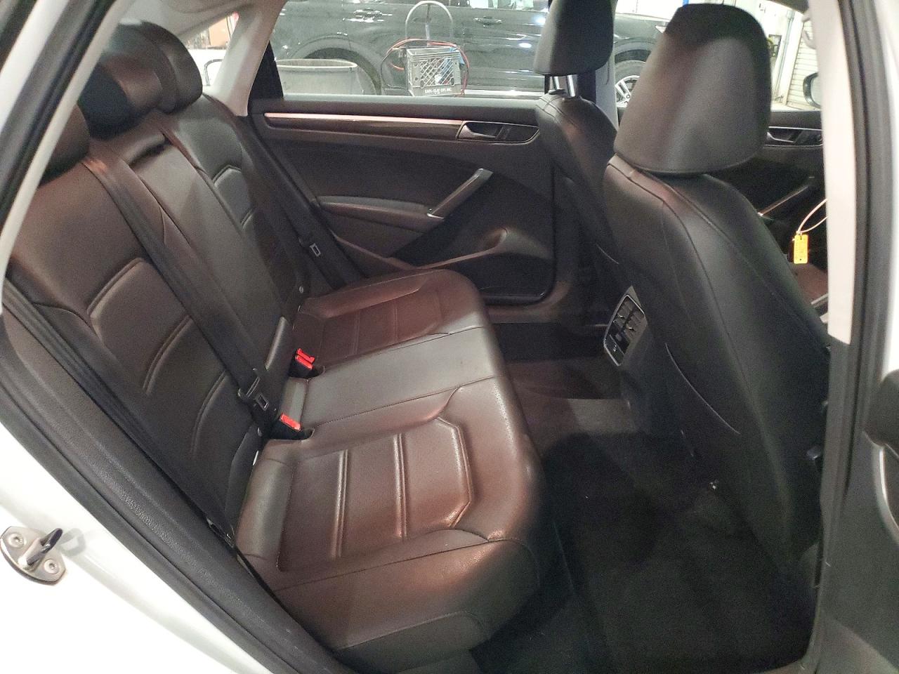2017 VOLKSWAGEN PASSAT SE photo 28