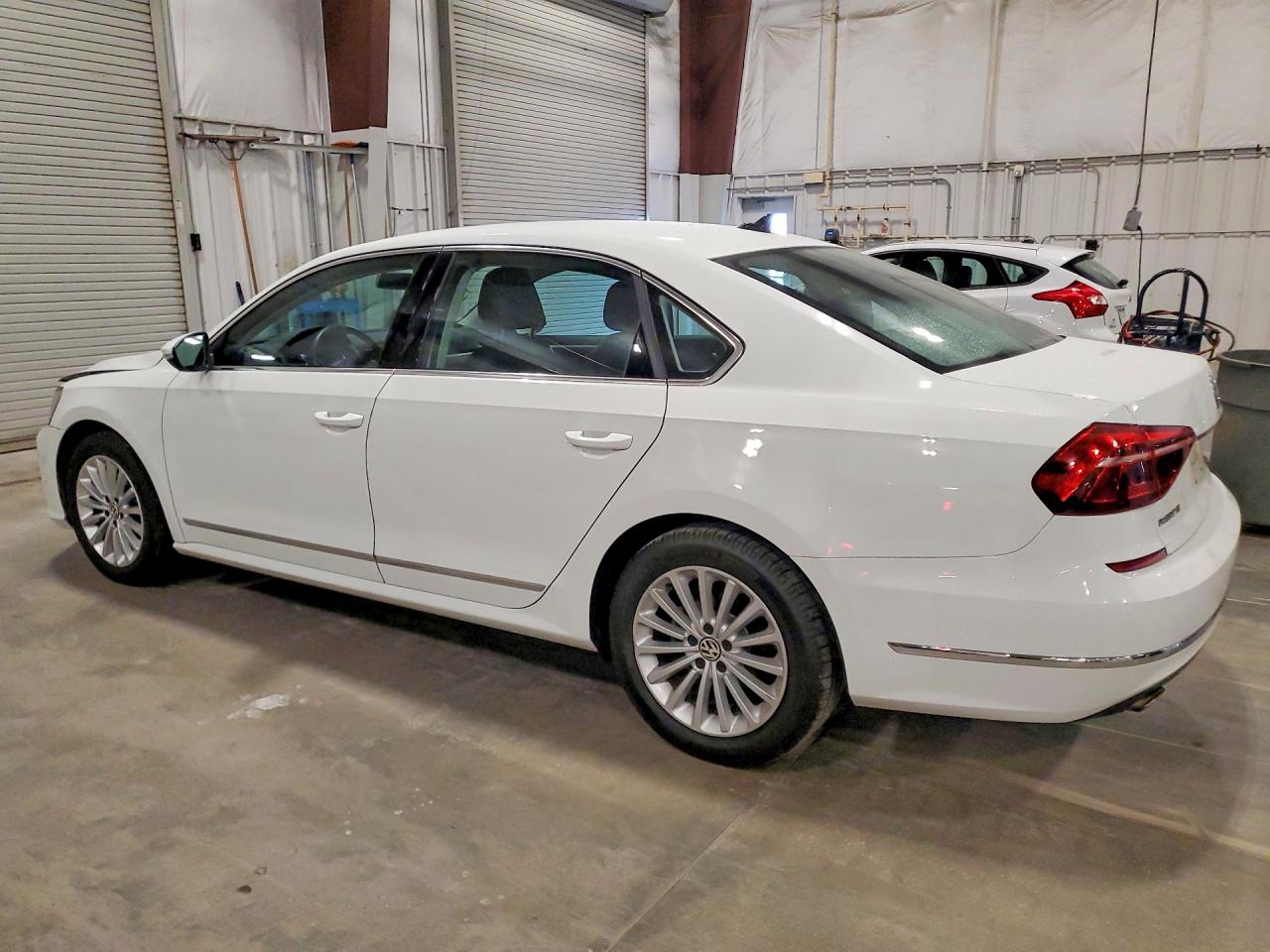 2017 VOLKSWAGEN PASSAT SE photo 4