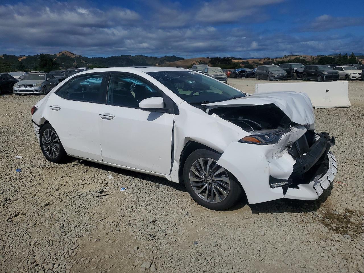2017 TOYOTA COROLLA XLE photo 4
