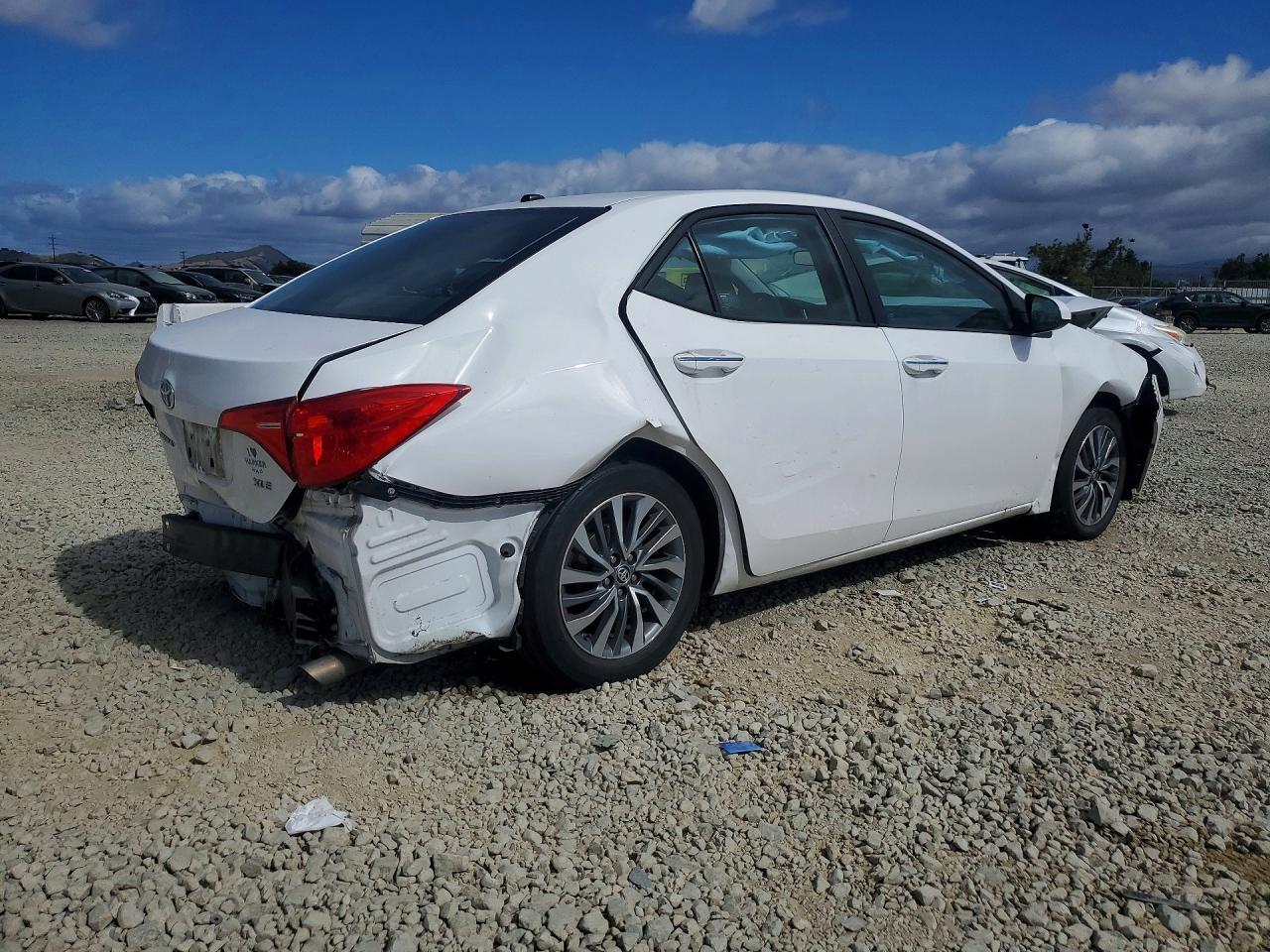 2017 TOYOTA COROLLA XLE photo 3
