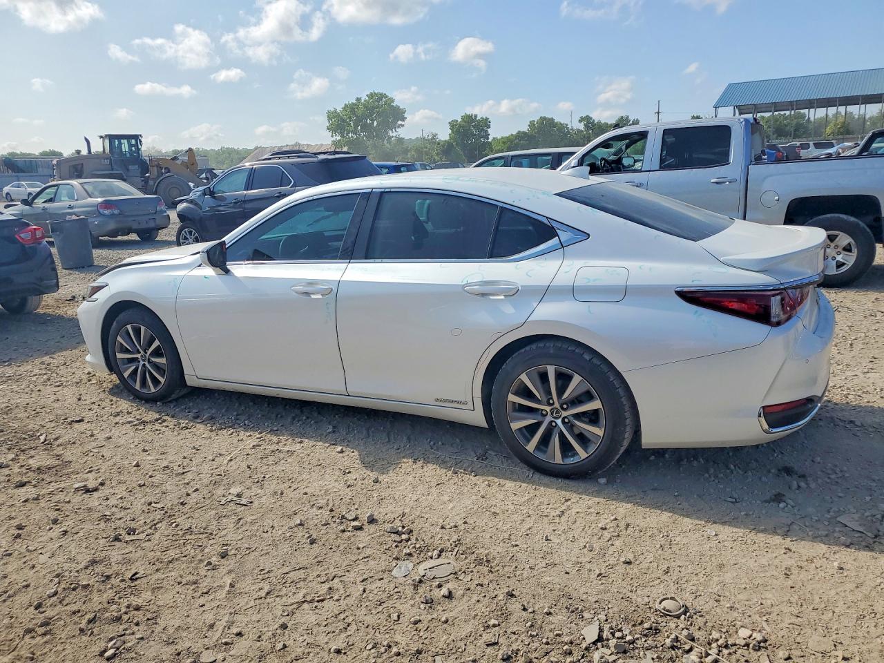 2021 LEXUS ES 300H photo 4