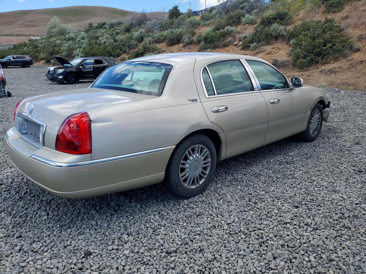2006 LINCOLN TOWN CAR SIGNATURE LIMITED photo 5