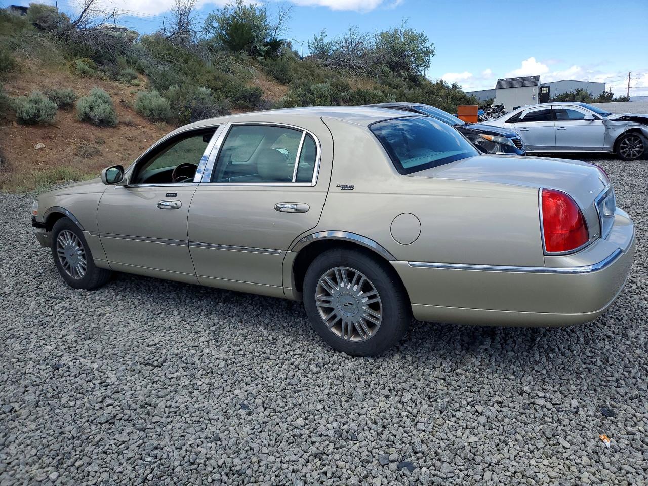 2006 LINCOLN TOWN CAR SIGNATURE LIMITED photo 3