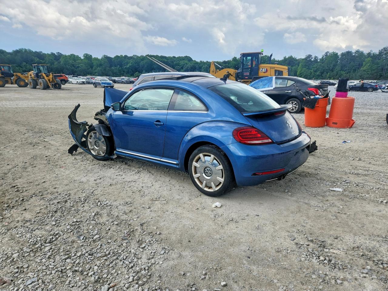 2018 VOLKSWAGEN BEETLE SE photo 3