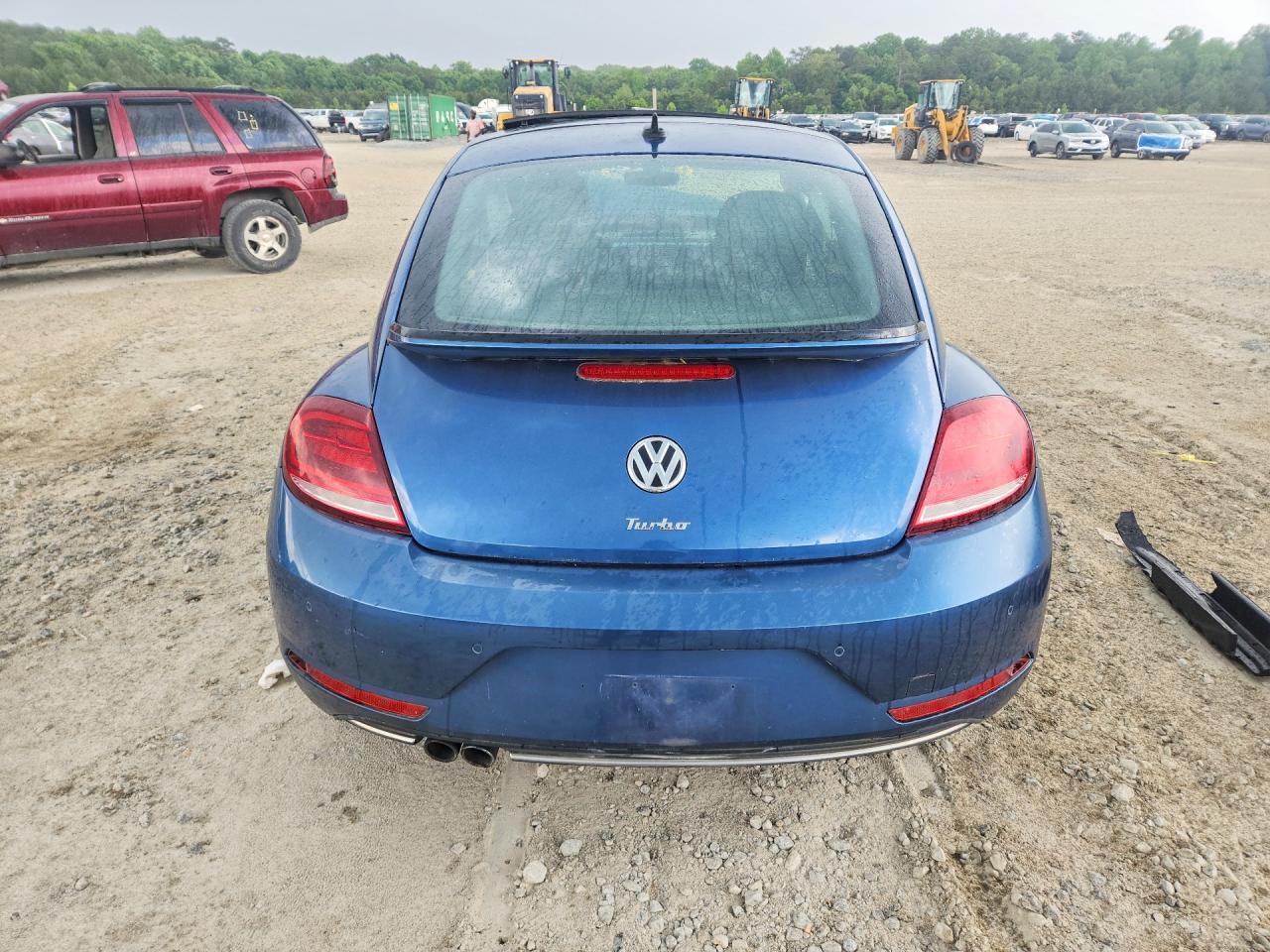 2018 VOLKSWAGEN BEETLE SE photo 11
