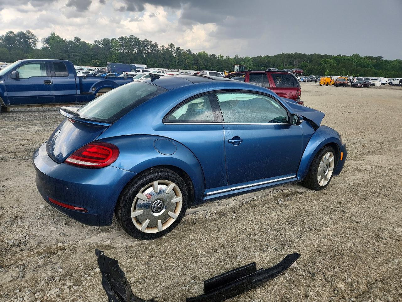 2018 VOLKSWAGEN BEETLE SE photo 5