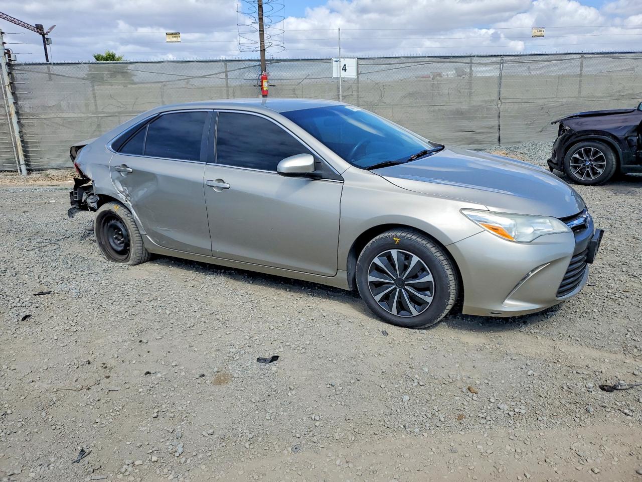 2016 TOYOTA CAMRY LE photo 4