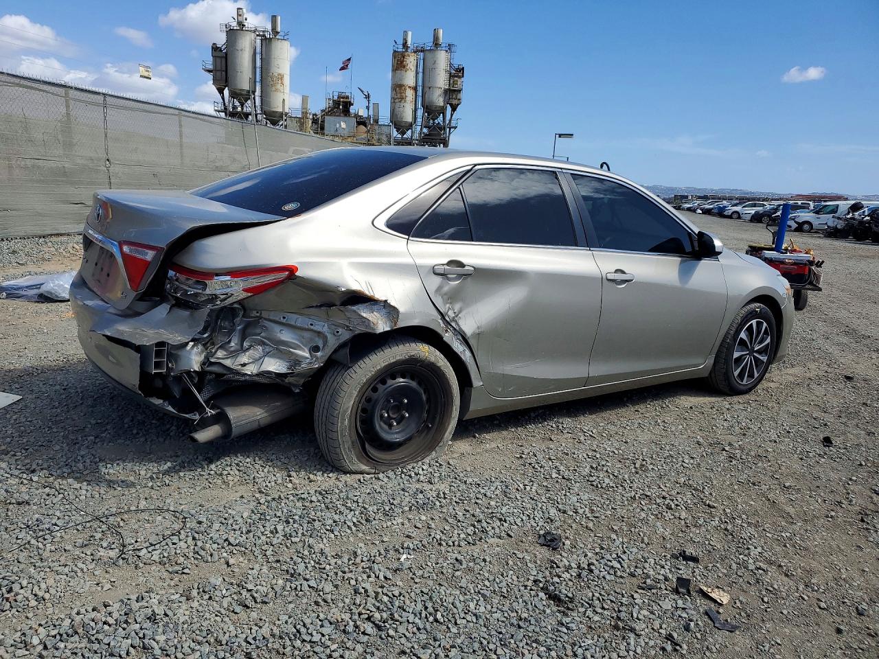 2016 TOYOTA CAMRY LE photo 3
