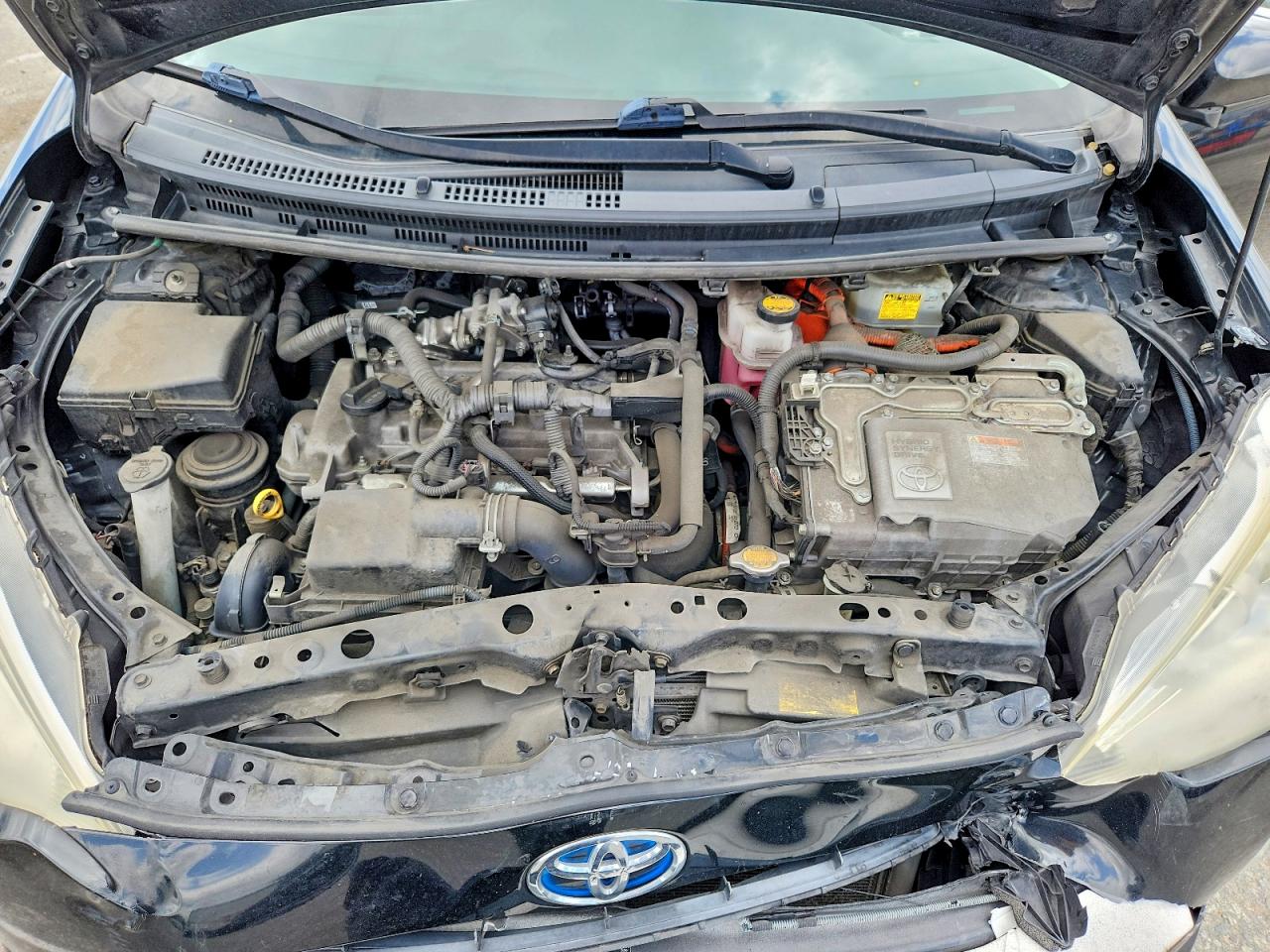 2013 TOYOTA PRIUS C TWO photo 31