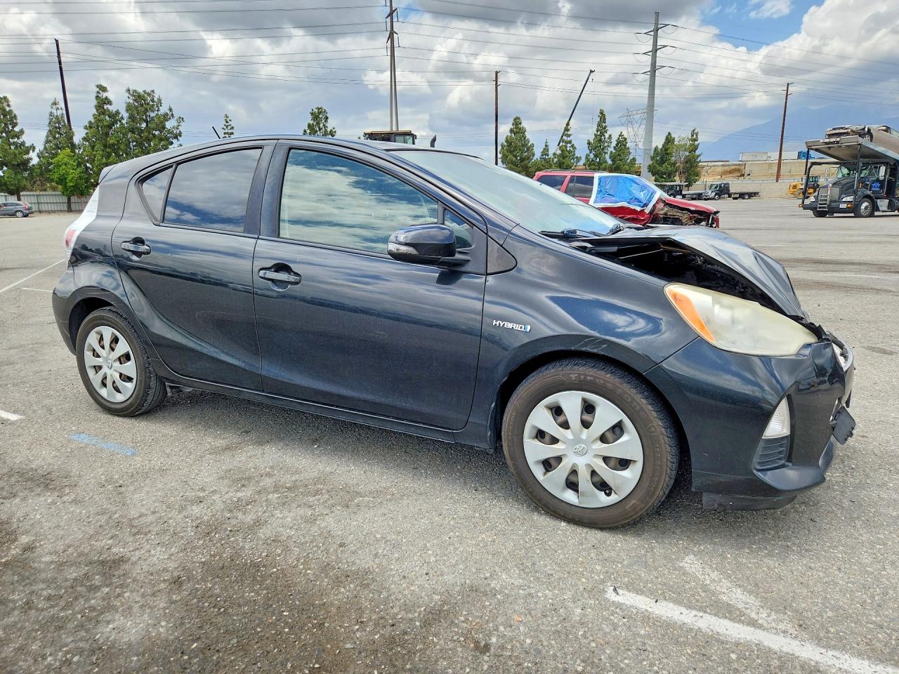 2013 TOYOTA PRIUS C TWO photo 10