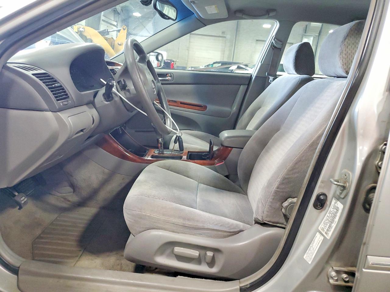 2002 TOYOTA CAMRY XLE photo 7