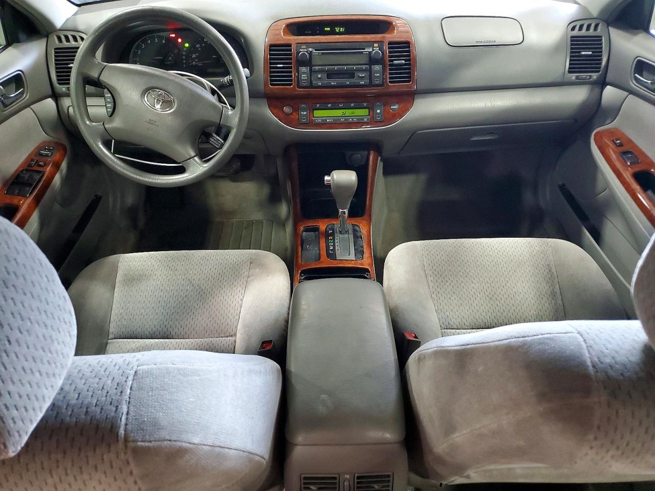 2002 TOYOTA CAMRY XLE photo 8