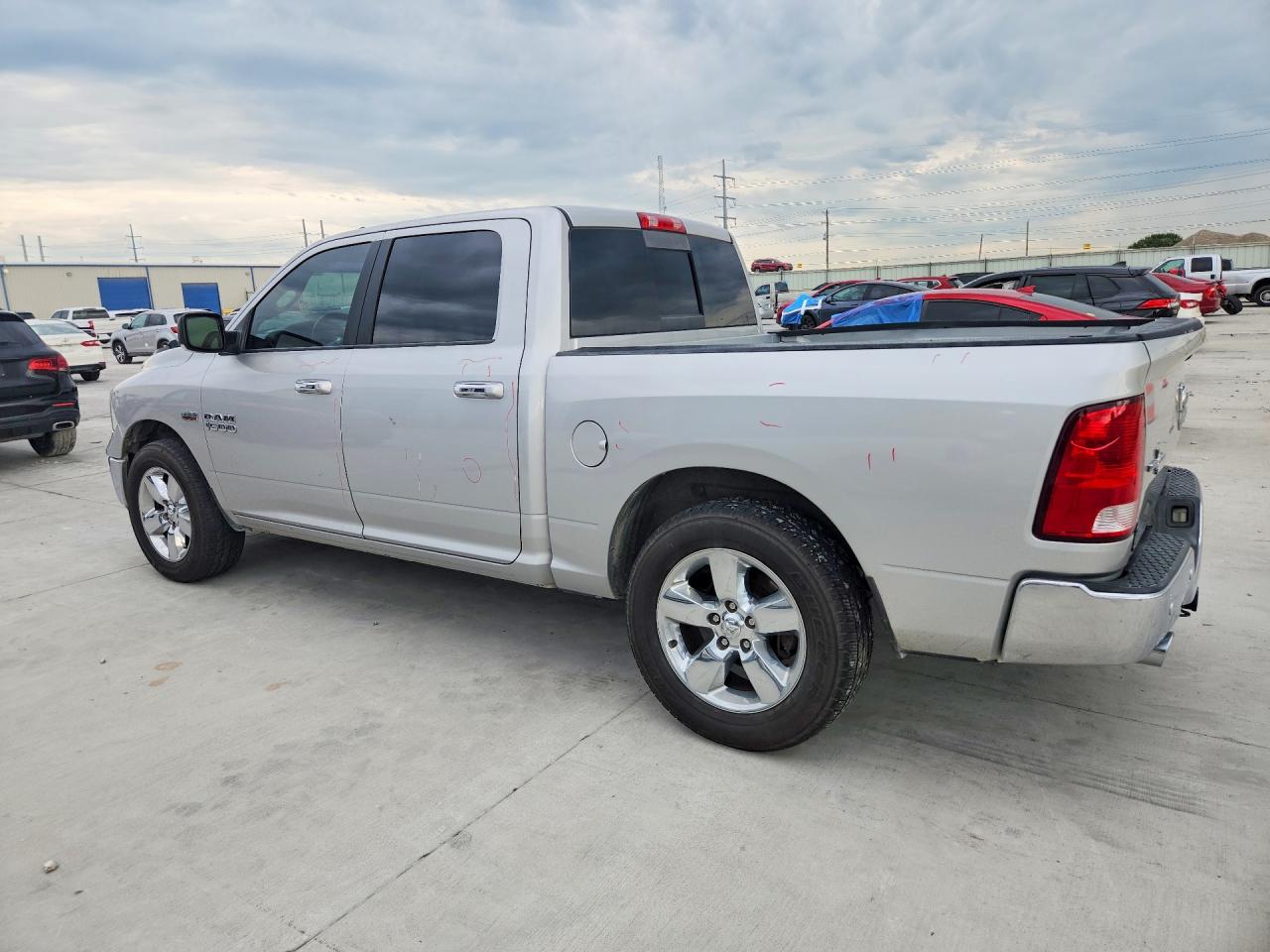 2017 RAM 1500 SLT photo 4