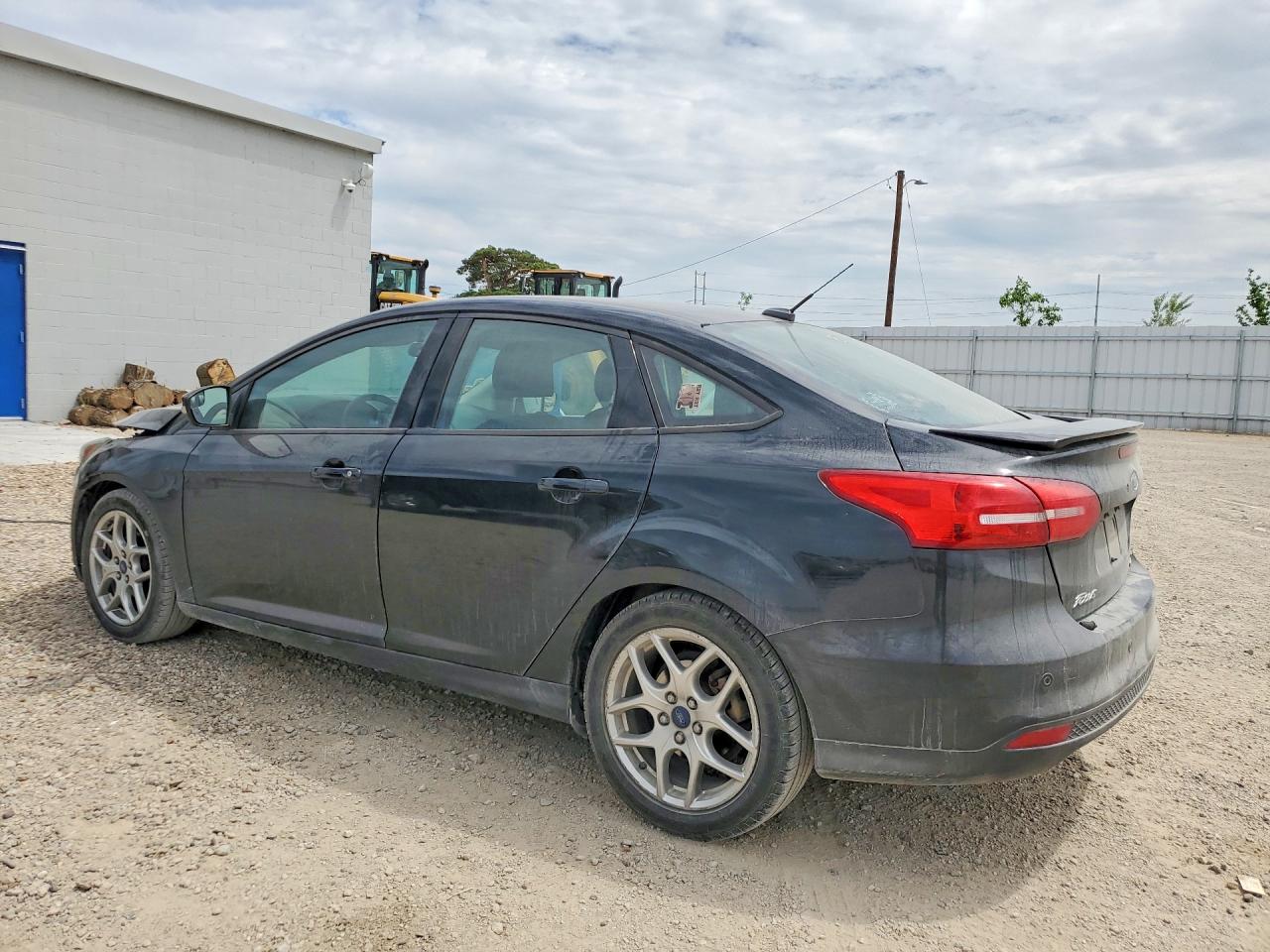 2015 FORD FOCUS SE photo 4
