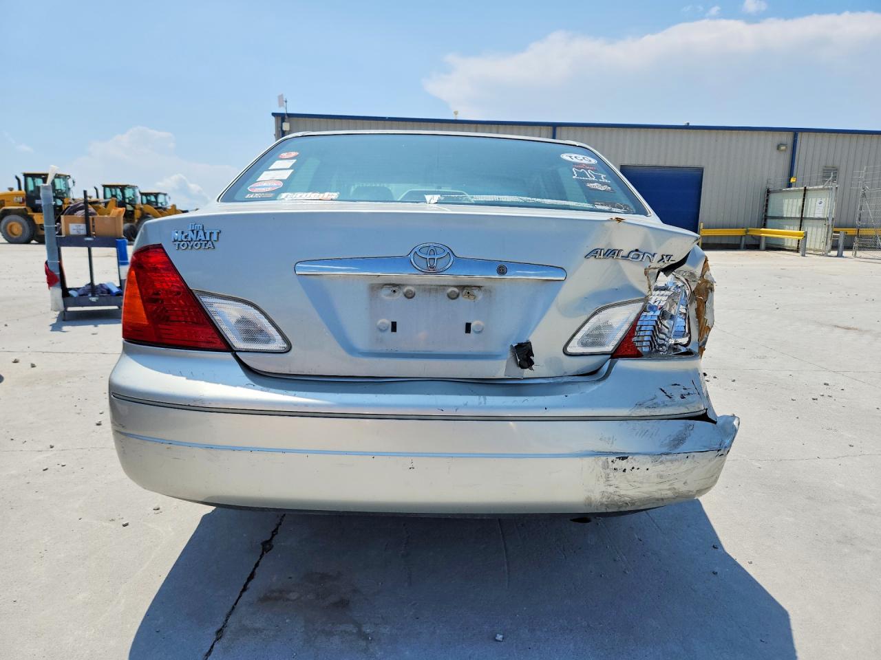 2002 TOYOTA AVALON XL photo 11