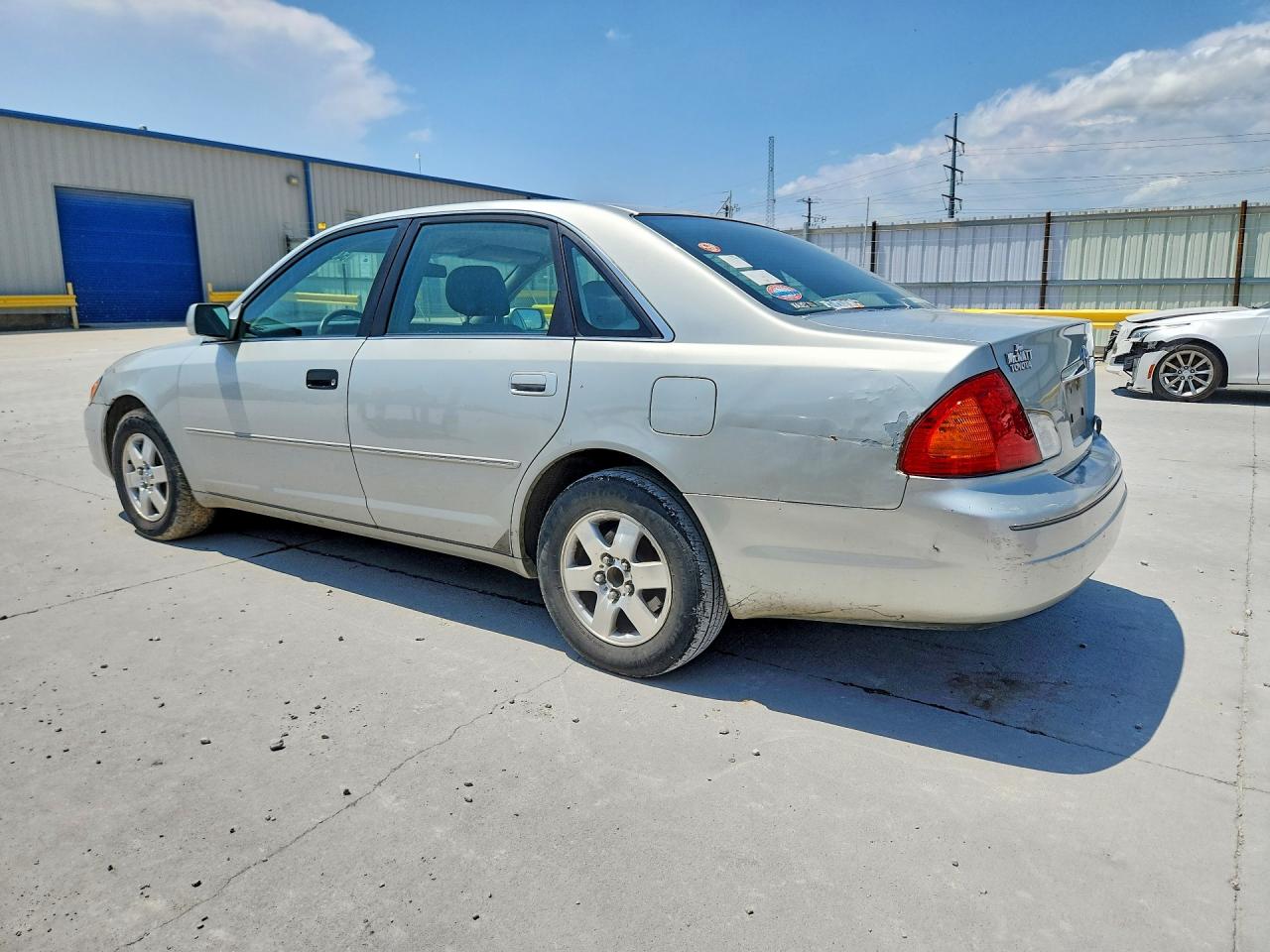 2002 TOYOTA AVALON XL photo 3